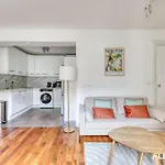 Spacious 1-Bedroom In A Trendy & Lively Area 11Th