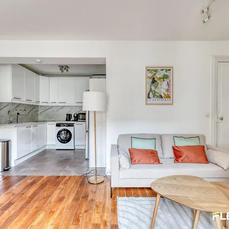 Spacious 1-bedroom In A Trendy & Lively Area 11th Appartamento Parigi