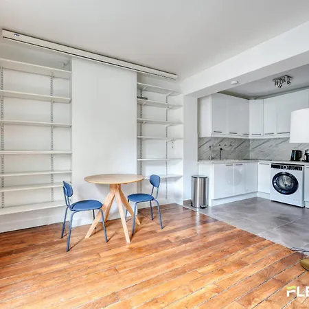 Spacious 1-bedroom In A Trendy & Lively Area 11th Appartamento