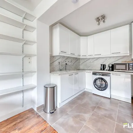 Spacious 1-bedroom In A Trendy & Lively Area 11th Appartamento *