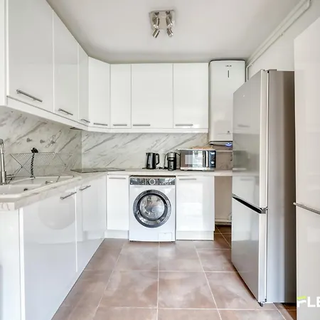Spacious 1-bedroom In A Trendy & Lively Area 11th * Parigi