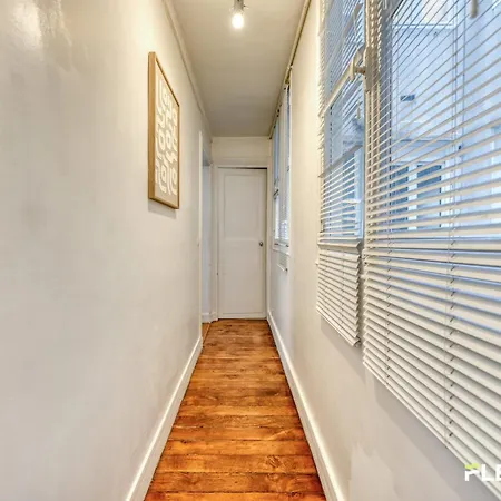 Spacious 1-bedroom In A Trendy & Lively Area 11th Appartamento *