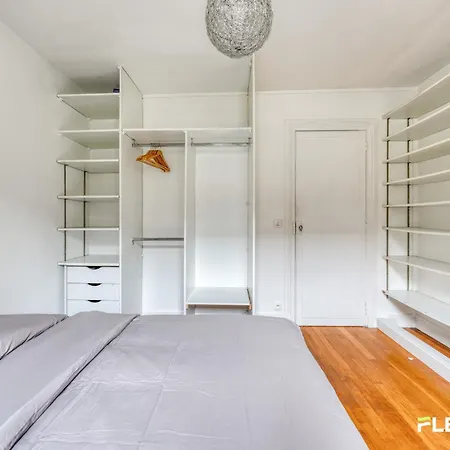 Spacious 1-bedroom In A Trendy & Lively Area 11th Appartamento Parigi