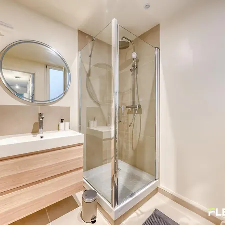 Spacious 1-bedroom In A Trendy & Lively Area 11th Parigi