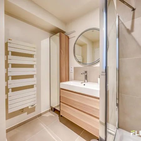 Spacious 1-bedroom In A Trendy & Lively Area 11th Appartamento Parigi